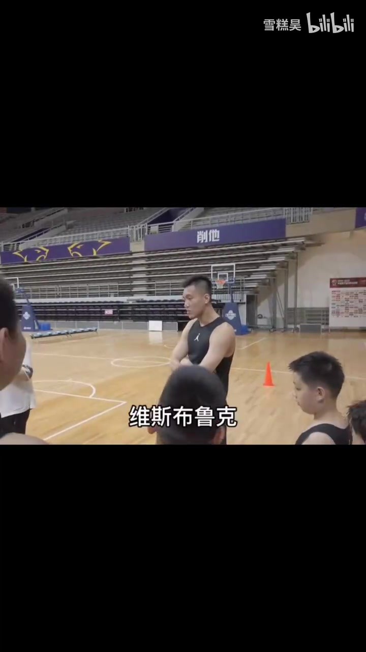 总得站出啦！郭艾伦：库里知道吧？我们打美国队，害怕也得上！
